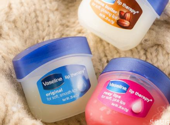凡士林唇膏能天天用嗎 凡士林唇膏可以擦臉嗎 凡士林唇膏能天天用嗎 凡士林唇膏可以擦臉嗎