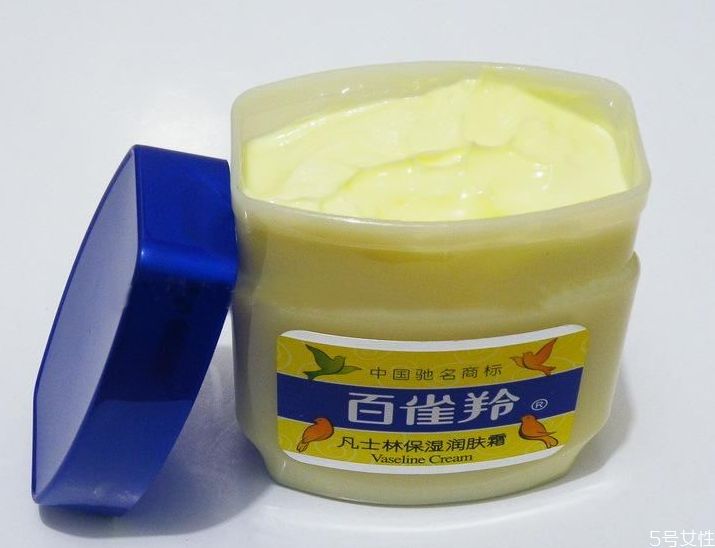 凡士林可以涂著過(guò)夜嗎 ?凡士林用水能洗掉嗎 凡士林可以涂著過(guò)夜嗎 ?凡士林用水能洗掉嗎