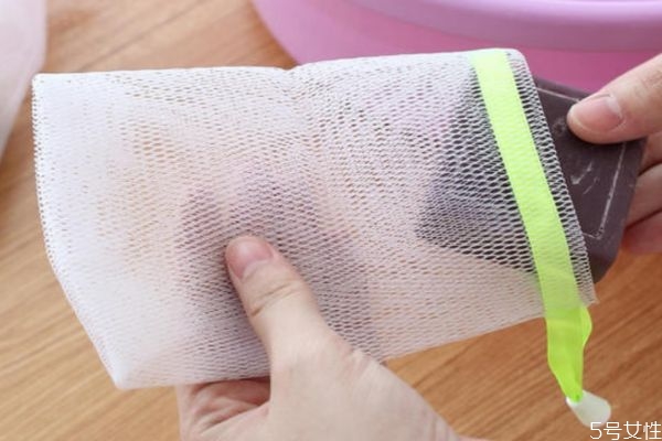 洗面奶要用起泡網嗎 用起泡網和不用有什么區(qū)別 洗面奶要用起泡網嗎 用起泡網和不用有什么區(qū)別