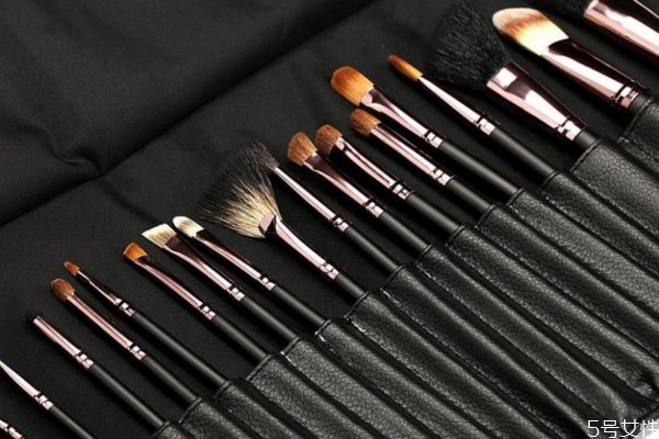 化妝刷毛毛炸開(kāi)了怎么解決 新化妝刷怎么去氣味 化妝刷毛毛炸開(kāi)了怎么解決 新化妝刷怎么去氣味