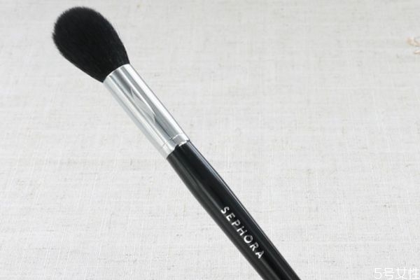 高光和修容能用一個刷子嗎 高光刷和修容刷的區(qū)別 高光和修容能用一個刷子嗎 高光刷和修容刷的區(qū)別