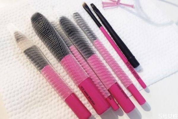 化妝刷清洗了多久干透 化妝刷可以用冷風(fēng)吹干嗎 化妝刷清洗了多久干透 化妝刷可以用冷風(fēng)吹干嗎