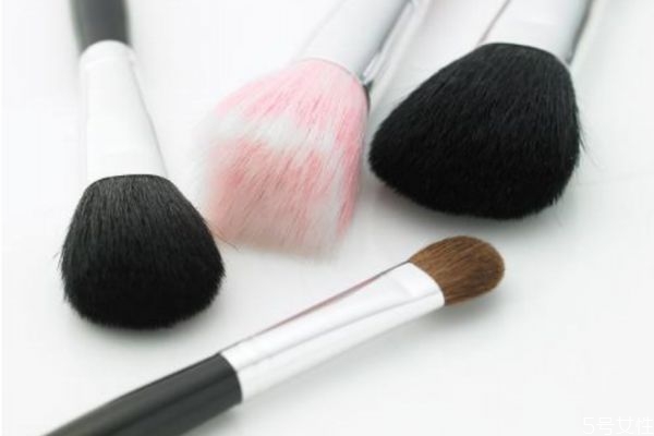 化妝刷毛毛炸開(kāi)了怎么解決 新化妝刷怎么去氣味 化妝刷毛毛炸開(kāi)了怎么解決 新化妝刷怎么去氣味