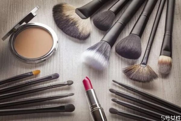 化妝刷清洗了多久干透 化妝刷可以用冷風(fēng)吹干嗎 化妝刷清洗了多久干透 化妝刷可以用冷風(fēng)吹干嗎