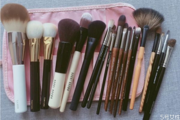 化妝刷能混著用嗎 化妝刷是干用還是濕著用 化妝刷能混著用嗎 化妝刷是干用還是濕著用