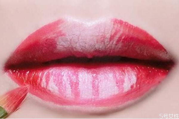 唇刷可以當(dāng)遮瑕刷用嗎 用唇刷涂抹口紅有什么好處 唇刷可以當(dāng)遮瑕刷用嗎 用唇刷涂抹口紅有什么好處