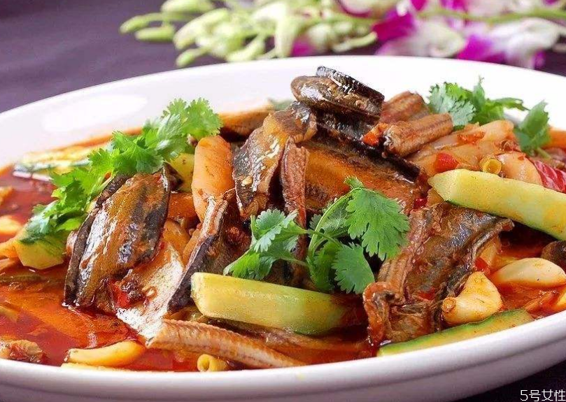 黃鱔在家里清水能養(yǎng)嗎 黃鱔在魚(yú)缸能長(zhǎng)期養(yǎng)嗎 黃鱔在家里清水能養(yǎng)嗎 黃鱔在魚(yú)缸能長(zhǎng)期養(yǎng)嗎