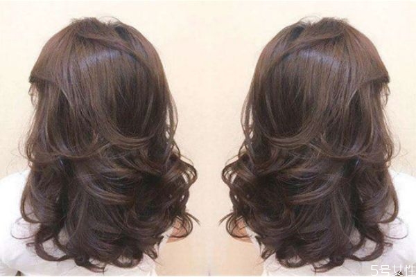 燙過的頭發(fā)下次怎么剪 燙發(fā)后長長了怎么剪 燙過的頭發(fā)下次怎么剪 燙發(fā)后長長了怎么剪