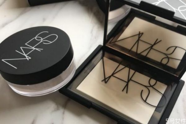 粉餅是按壓還是涂抹 打了粉餅后還可以打散粉定妝嗎 粉餅是按壓還是涂抹 打了粉餅后還可以打散粉定妝嗎