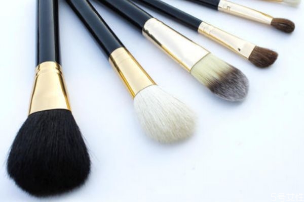 刷子是不是越軟越好 新手怎么選擇化妝刷 刷子是不是越軟越好 新手怎么選擇化妝刷
