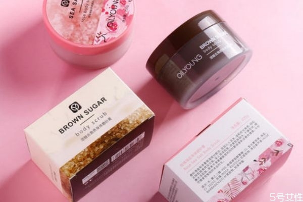 磨砂膏可以當(dāng)洗面奶么 磨砂膏和洗面奶那個(gè)先用 磨砂膏可以當(dāng)洗面奶么 磨砂膏和洗面奶那個(gè)先用