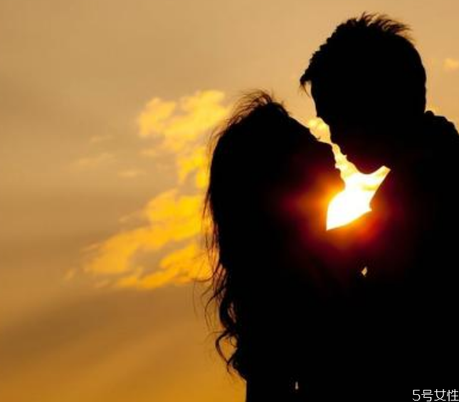 曖昧期的女生是不是都喜歡男生主動 曖昧期吊女人胃口狠招 曖昧期的女生是不是都喜歡男生主動 曖昧期吊女人胃口狠招