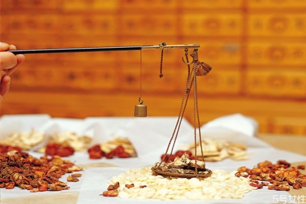 中藥飯前吃還是飯后吃 中藥熬多長時間最好 中藥飯前吃還是飯后吃 中藥熬多長時間最好