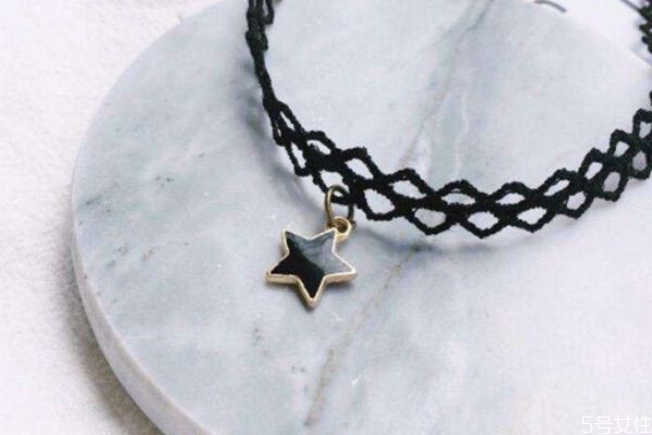 穿衛(wèi)衣項鏈要放在外面嗎 穿衛(wèi)衣項鏈怎么戴 穿衛(wèi)衣項鏈要放在外面嗎 穿衛(wèi)衣項鏈怎么戴