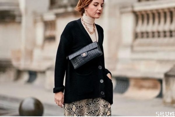 內(nèi)搭是什么衣服 適合內(nèi)搭的衣服有哪些 內(nèi)搭是什么衣服 適合內(nèi)搭的衣服有哪些