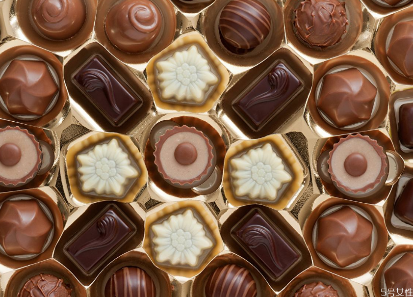 巧克力外面一層白色還能吃嗎 巧克力發(fā)白和霉掉區(qū)分 巧克力外面一層白色還能吃嗎 巧克力發(fā)白和霉掉區(qū)分