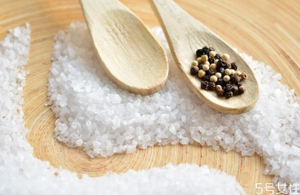 海鹽怎么加熱熱敷 海鹽熱敷包的功效與作用 海鹽怎么加熱熱敷 海鹽熱敷包的功效與作用