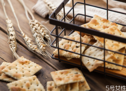 蘇打餅干可以減肥嗎 無(wú)糖蘇打餅干減肥可以吃嗎 蘇打餅干可以減肥嗎 無(wú)糖蘇打餅干減肥可以吃嗎