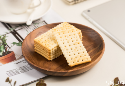 蘇打餅干可以減肥嗎 無(wú)糖蘇打餅干減肥可以吃嗎 蘇打餅干可以減肥嗎 無(wú)糖蘇打餅干減肥可以吃嗎