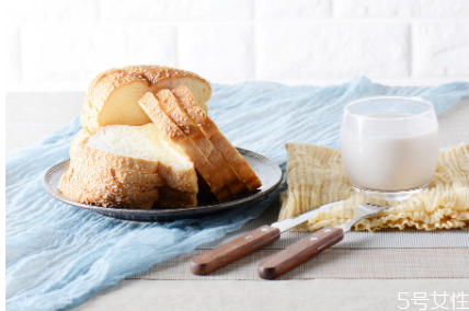 全麥面包升糖指數(shù)高嗎 全麥面包不適合哪些人吃 全麥面包升糖指數(shù)高嗎 全麥面包不適合哪些人吃