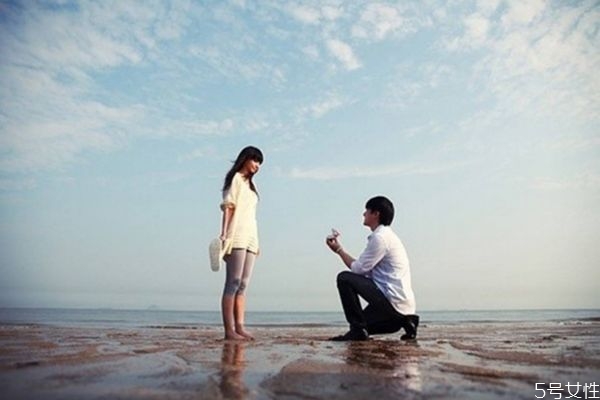 男生什么舉動說明愛上女生了 男人動情的表現(xiàn)藏不住 男生什么舉動說明愛上女生了 男人動情的表現(xiàn)藏不住