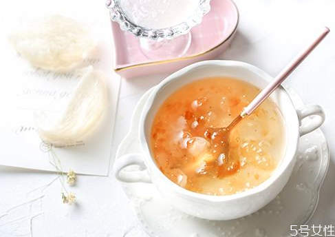 泡燕窩能用農(nóng)夫山泉嗎 泡發(fā)燕窩的水要換嗎 泡燕窩能用農(nóng)夫山泉嗎 泡發(fā)燕窩的水要換嗎