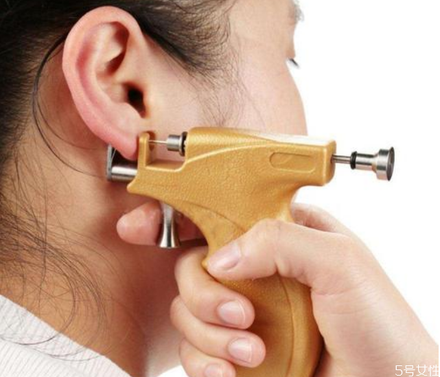 耳洞有臭味是怎么回事 槍打耳洞注意事項 耳洞有臭味是怎么回事 槍打耳洞注意事項