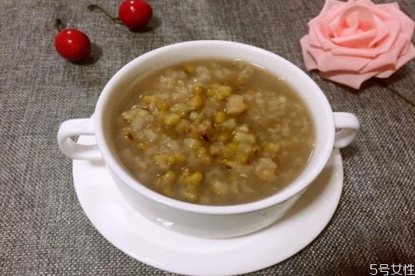 綠豆的功效與作用 綠豆粥的營養(yǎng)價值 綠豆的功效與作用 綠豆粥的營養(yǎng)價值