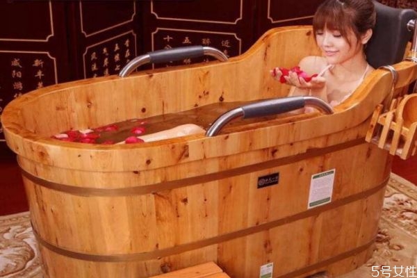 拿什么泡澡對身體好 堅持泡澡一個月的變化 拿什么泡澡對身體好 堅持泡澡一個月的變化