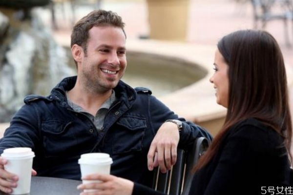 第一次約會(huì)該怎么牽手 約會(huì)牽手套路大全 第一次約會(huì)該怎么牽手 約會(huì)牽手套路大全