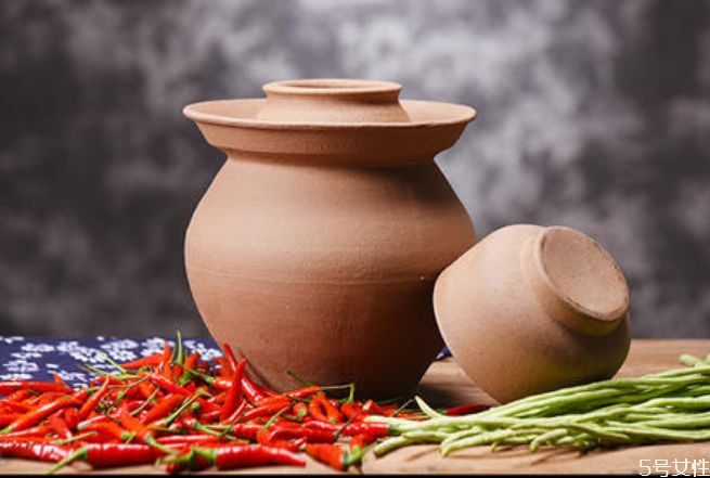 泡菜壇邊是先放蓋還是先放水 泡菜裝壇為什么八分滿 泡菜壇邊是先放蓋還是先放水 泡菜裝壇為什么八分滿