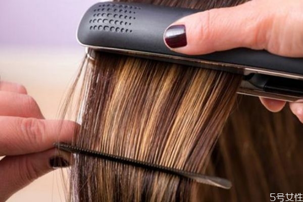 怎么讓頭發(fā)蓬松不塌陷 頭發(fā)蓬松小竅門 怎么讓頭發(fā)蓬松不塌陷 頭發(fā)蓬松小竅門
