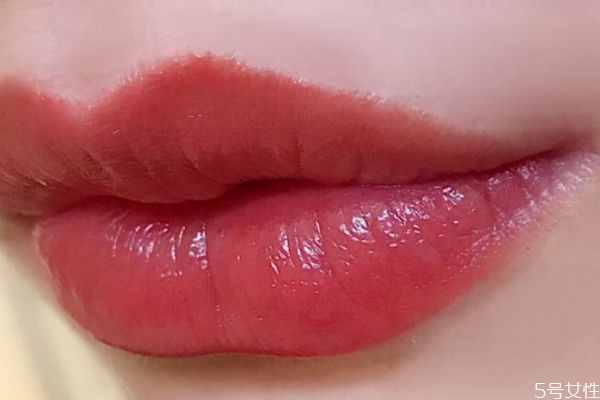 如何判斷口紅是不是過期了 口紅過期表現(xiàn) 如何判斷口紅是不是過期了 口紅過期表現(xiàn)