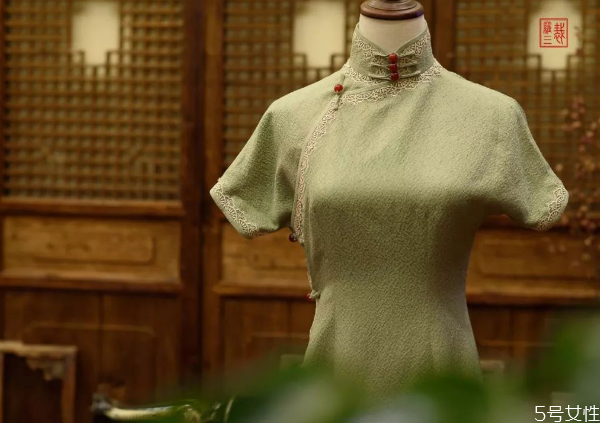 日常能穿旗袍嗎 日常旗袍怎么穿 日常能穿旗袍嗎 日常旗袍怎么穿