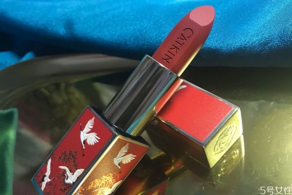 什么人適合啞光口紅 使用口紅要注意什么 什么人適合啞光口紅 使用口紅要注意什么