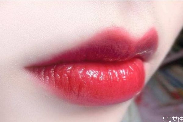 迪奧口紅為什么有氣孔 迪奧口紅表面有水珠是怎么回事 迪奧口紅為什么有氣孔 迪奧口紅表面有水珠是怎么回事