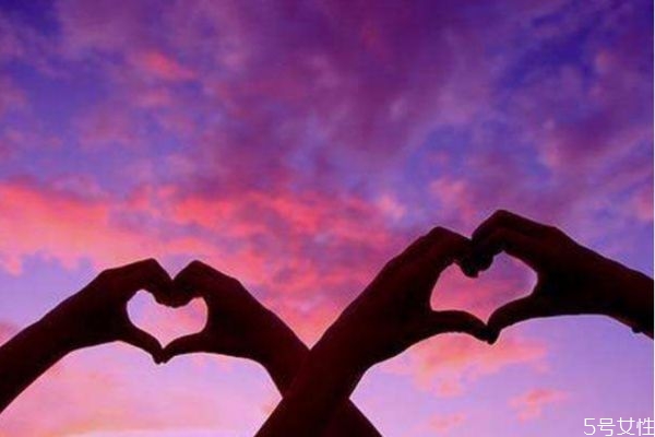 男人動(dòng)了真情是什么樣子 有這幾種表現(xiàn)不是玩玩而已 男人動(dòng)了真情是什么樣子 有這幾種表現(xiàn)不是玩玩而已