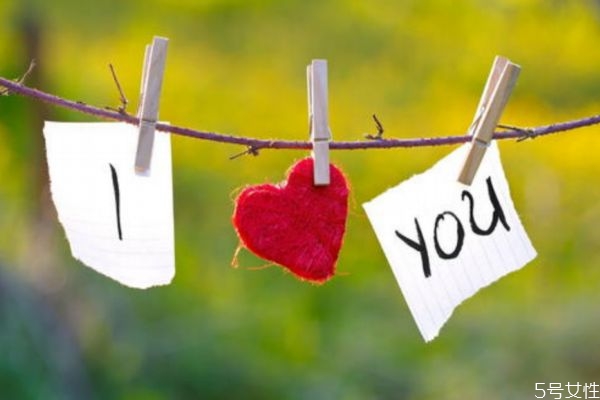 男人動(dòng)了真情是什么樣子 有這幾種表現(xiàn)不是玩玩而已 男人動(dòng)了真情是什么樣子 有這幾種表現(xiàn)不是玩玩而已