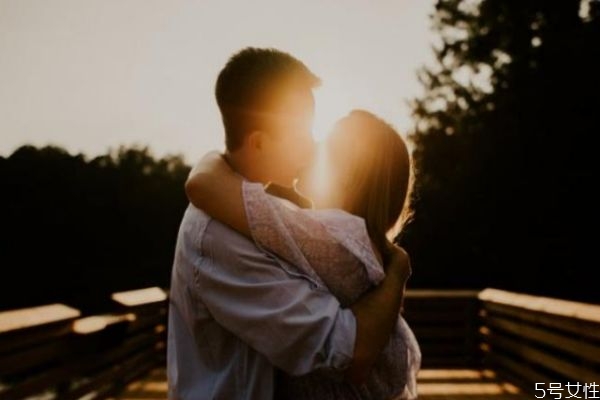 男人動(dòng)了真情有多可怕 男人愛到骨子里的表現(xiàn) 男人動(dòng)了真情有多可怕 男人愛到骨子里的表現(xiàn)