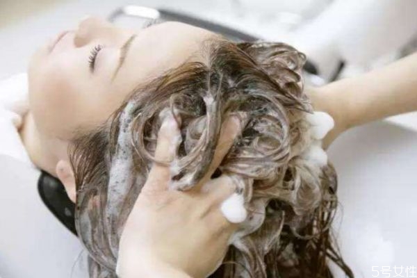 秋天幾天洗一次頭發(fā) 秋天洗頭發(fā)注意事項 秋天幾天洗一次頭發(fā) 秋天洗頭發(fā)注意事項