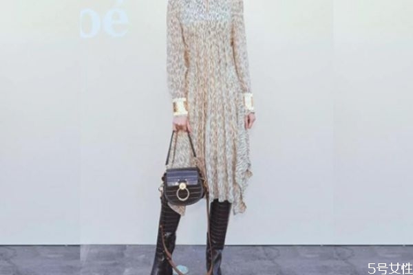 大腿粗適合穿長(zhǎng)筒靴么 長(zhǎng)筒靴好看的搭配 大腿粗適合穿長(zhǎng)筒靴么 長(zhǎng)筒靴好看的搭配