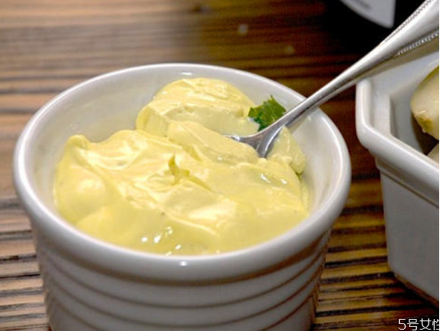 蛋黃醬和千島醬的區(qū)別 蛋黃醬和千島醬哪個(gè)熱量高 蛋黃醬和千島醬的區(qū)別 蛋黃醬和千島醬哪個(gè)熱量高