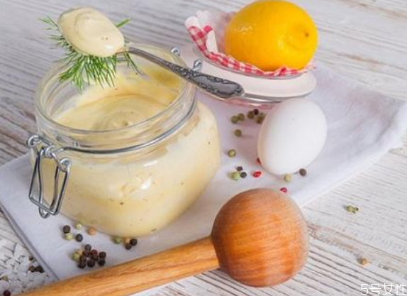 蛋黃醬和千島醬的區(qū)別 蛋黃醬和千島醬哪個(gè)熱量高 蛋黃醬和千島醬的區(qū)別 蛋黃醬和千島醬哪個(gè)熱量高