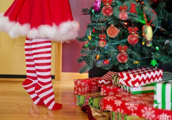 圣誕節(jié)為什么要有圣誕樹 圣誕樹下為什么放禮物 圣誕節(jié)為什么要有圣誕樹 圣誕樹下為什么放禮物