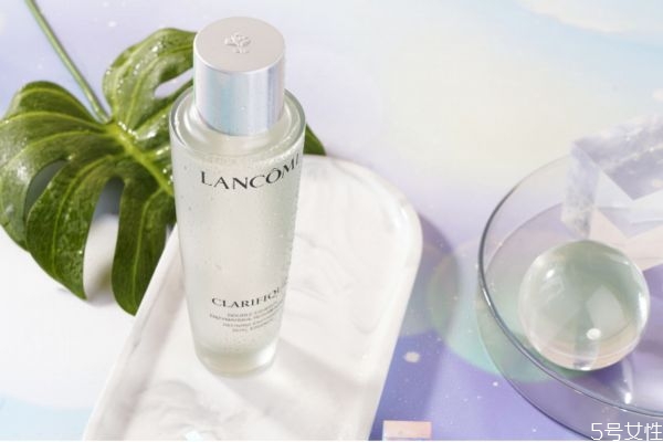 蘭蔻極光水和雅詩蘭黛櫻花微精華哪個好用 根據(jù)膚質選擇 蘭蔻極光水和雅詩蘭黛櫻花微精華哪個好用 根據(jù)膚質選擇