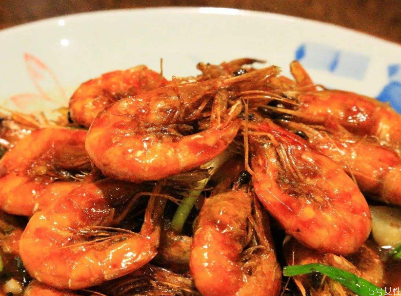 煮蝦能放白酒嗎 白酒煮蝦的做法 煮蝦能放白酒嗎 白酒煮蝦的做法