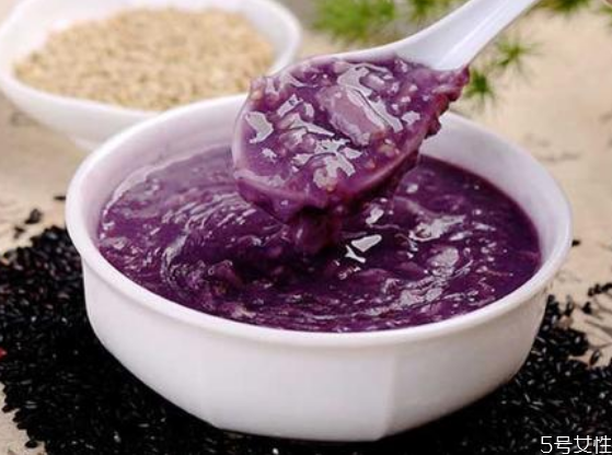 紫薯粥要不要放糖 紫薯粥放紅糖還是冰糖好 紫薯粥要不要放糖 紫薯粥放紅糖還是冰糖好