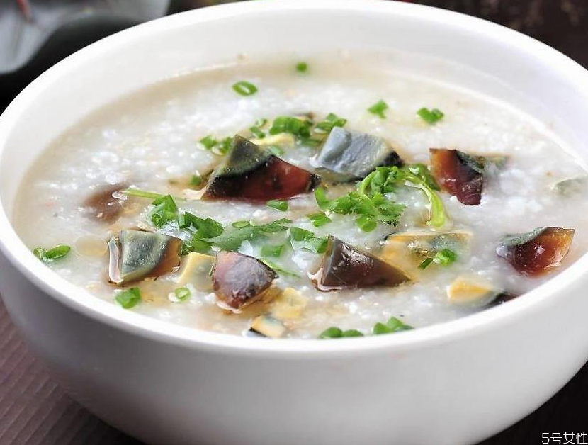 皮蛋瘦肉粥是發(fā)物嗎 手術(shù)后可以吃皮蛋瘦肉粥嗎 皮蛋瘦肉粥是發(fā)物嗎 手術(shù)后可以吃皮蛋瘦肉粥嗎