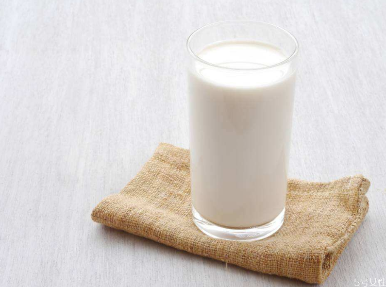 鮮牛奶可以加熱嗎 鮮牛奶和純牛奶的區(qū)別 鮮牛奶可以加熱嗎 鮮牛奶和純牛奶的區(qū)別