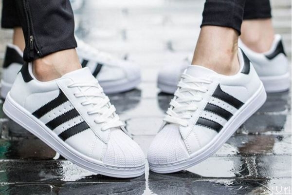 貝殼頭發(fā)黃應(yīng)怎么去除 貝殼頭鞋子的清洗方法 貝殼頭發(fā)黃應(yīng)怎么去除 貝殼頭鞋子的清洗方法